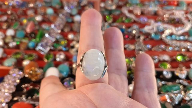 Украшения  из камней самоцветов в виде колечек с камнем натуральных и выращенных.