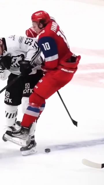 Михаил Котляревский 🚜 жёстко встречает Иванова в игре Трактор-Локомотив. смотреть онлайн