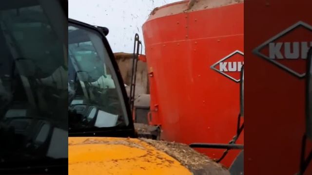 Dinatel 3 - работа пульта в погрузчике при загрузке кормов