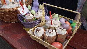 В Великую субботу верующие приносят освятить в церкви пасхальные угощения