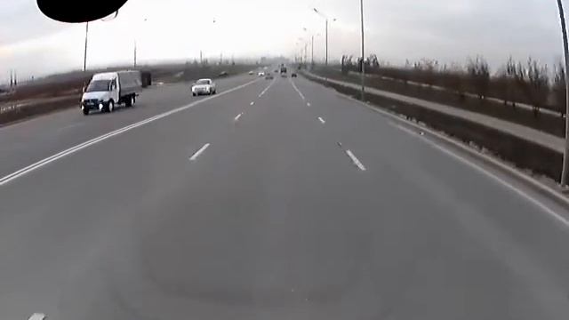 Алматы. Пешеход на дороге. Провалившийся люк на дороге 20141113 смотреть онлайн