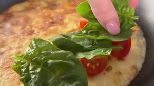 Просто вылейте яйцо на лепешку, и результат будет восхитительным! Быстро и просто!