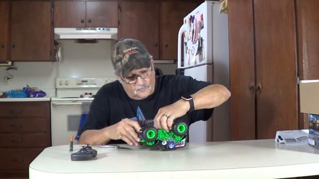 Monster Jam, Official Grave Digger Remote Control Monster Truck Unbox смотреть онлайн