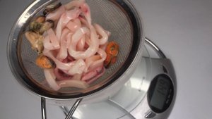 Взял на пробу Пресервы Коктейль из Морепродуктов. Обзор покупки. Пробуем на вкус