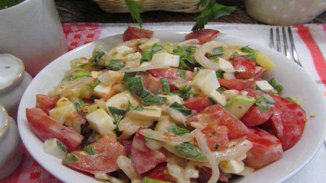 Салат из сырых кабачков с помидором и яйцом