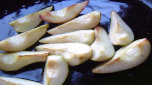 Пикантные груши с орехами