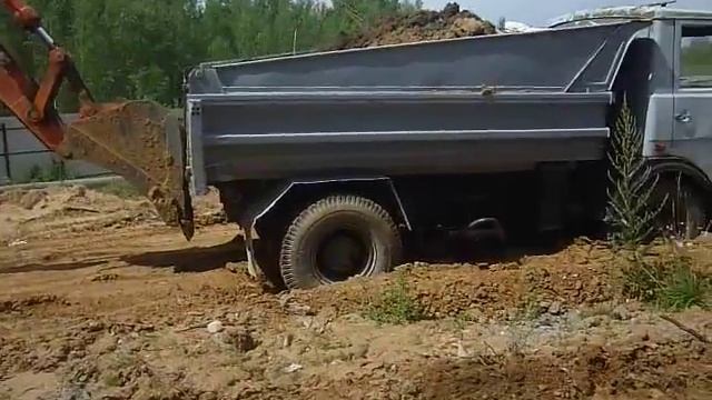 Экскаватор вытаскивает засевший самосвал в Калуге смотреть онлайн