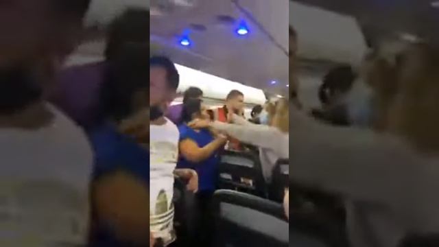 Caught on Camera: A fight over whether or not to wear a mask onboard a Spirit Airlines plane. смотреть онлайн