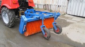 Работа щетки МКЩ-1,5 на коммунальной машина МТЗ-320.4