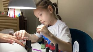 Делаю маникюр маме