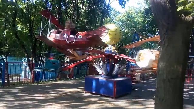 Катание на самолётиках в Парке Горького смотреть онлайн