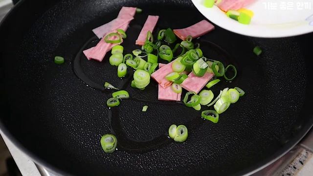 [SUB] 김치볶음우동 :: 간단요리 :: 자취요리 :: 김치가 아삭아삭 씹히는게 너무 맛있어요