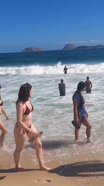 🇧🇷 Leblon Beach in Rio de Janeiro BRAZİL смотреть онлайн