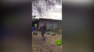 Уборка под музыку. Девушка с метлой.