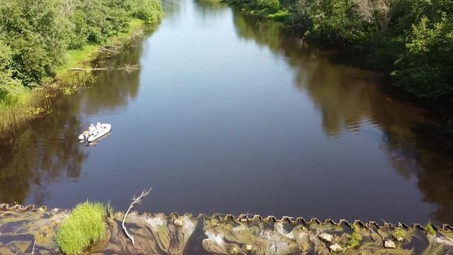 на лодке, р. воронежка, волховский район, #плотина, #лодка #дамба #река #лето #природа #дача смотреть онлайн