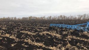 Вспашка поля трактором "К-700"