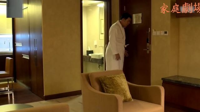 猥瑣老闆約美女下屬開房，一開門看到妻子在門外，好戲上演！ смотреть онлайн