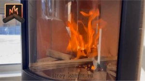 Красивая российская печь-камин Астов R1.0 NК в современном стиле и отделкой натуральным песчаником