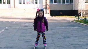 Девочка катается на роликах