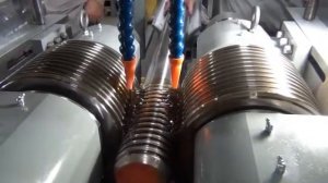 Накатывание резьбы вала роликами.