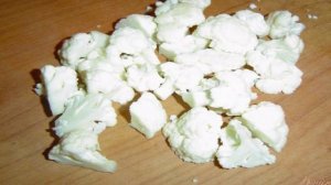 Салат из цветной капусты, яблока,огурца и оливок