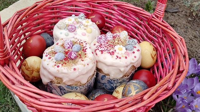 Пасхальная корзинка и крокусы. Ездили освящать 19.04.2025
