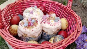 Пасхальная корзинка и крокусы. Ездили освящать 19.04.2025