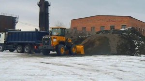 Погрузка щебня фронтальным погрузчиком SDLG 936