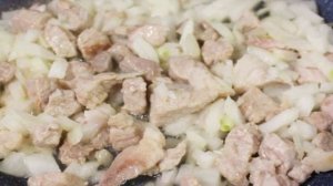 Пшеничная каша с мясом, овощами и чесноком