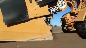 Скрепер CATERPILLAR в действии