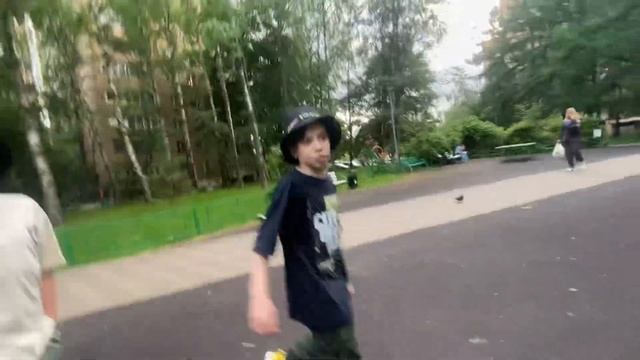 Два рэпера накидывают рэп, оскорбляя друг друга
