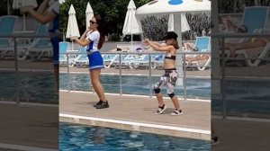 🐬 Клубный танец отеля в Турции у бассейна. DaryaCello #Shorts