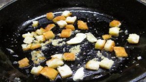 Салат с жареными овощами сухариками и ветчиной