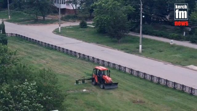 В Керчи спецтехника косит траву смотреть онлайн