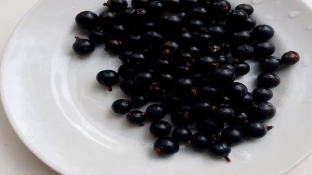 Слойки с черной смородиной