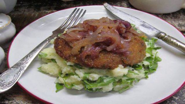 Гамбургер с рукколой и жареным луком