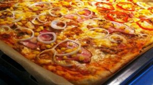 Пицца с тунцом и кукурузой.