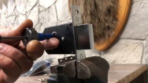 Вскрытые замка с крестовым ключом