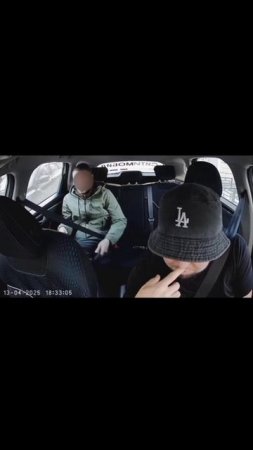 Пассажир, сидя на заднем сиденье такси, случайно разработал новый способ пристёгивания.