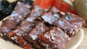 Шоколад с курагой, черносливом и семечками