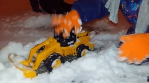 Саша ТРАКТОРОМ УБИРАЕТ снег. Bruder трактор. Саша играет в жёлтый ТРАКТОР Брудер. MirSash
