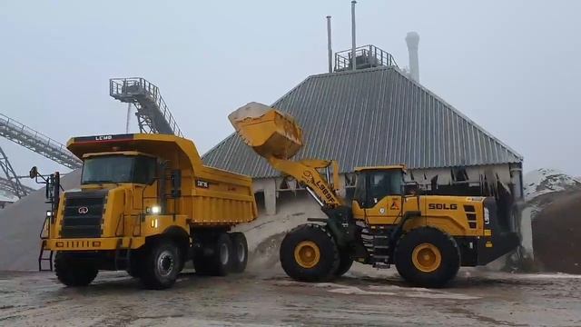 Карьерный самосвал LGMG CMT96 и фронтальный погрузчик SDLG L989F. смотреть онлайн