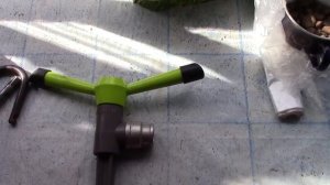поливаю картошку разбрызгивателем для газона Siroflex