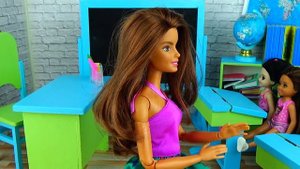 УРОК В НОВОМ КЛАССЕ - Минута позора! Школьные истории Куклы Барби! Видео для девочек Игры в куклы