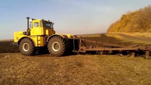 К 701 пашет поле