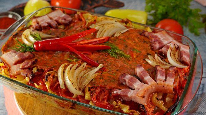 Сочная рыба с гарниром. КАРП, ЗАПЕЧЕННЫЙ С ГРУДИНКОЙ И ОВОЩАМИ