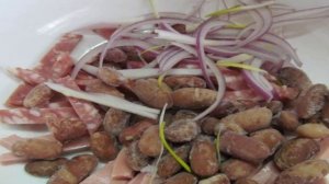 Простой салат из фасоли с колбасой