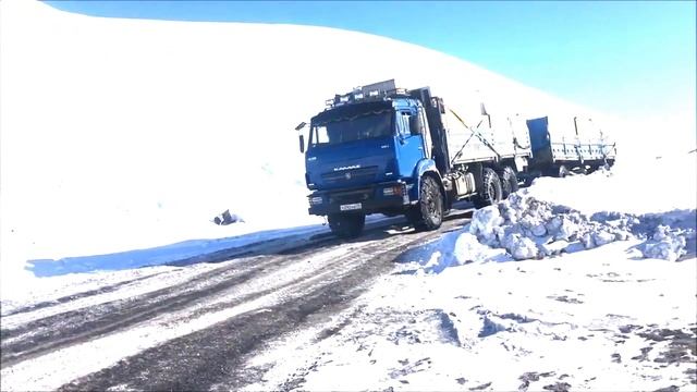 Камазы на зимниках севера, бездорожье севера.