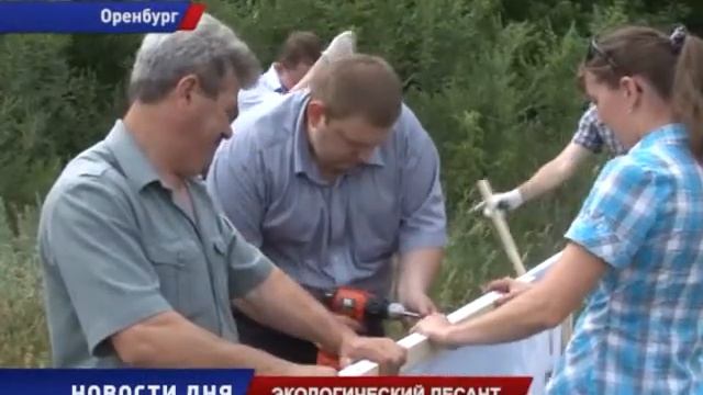 Рабочие установили в лесу противопожарные плакаты