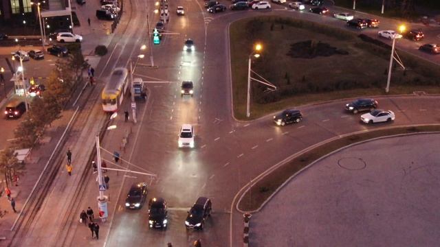 На площади 10 апреля поменяли правила дорожного движения. смотреть онлайн